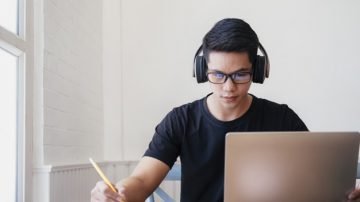 Grupo de investigación del ILCL crea manual gratuito para la comprensión oral en inglés que será distribuido a nivel nacional