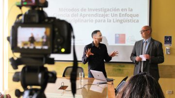 Charla abordó la mirada interdisciplinaria de la Ciencia del Aprendizaje desde la Lingüística